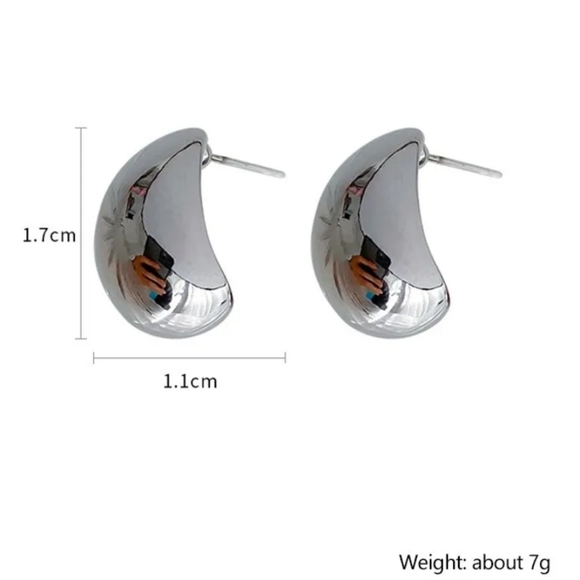 Gold toned Earrings - Picture 5 of 5